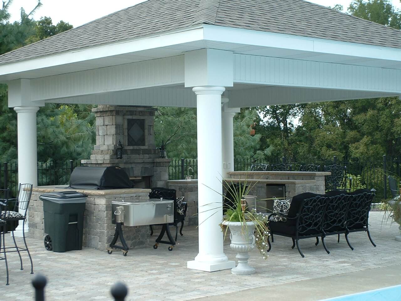 outdoor living - natural stone party area with bbq, fireplace and bar Cape Girardeau, MO Project